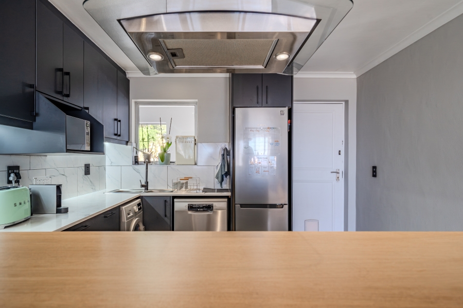 2 Bedroom Property for Sale in Vredehoek Western Cape